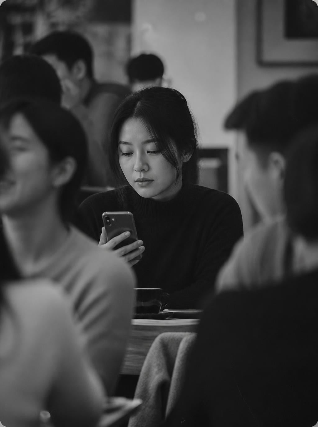 바쁜 공간 속에서 혼자 비교에 잠긴 모습